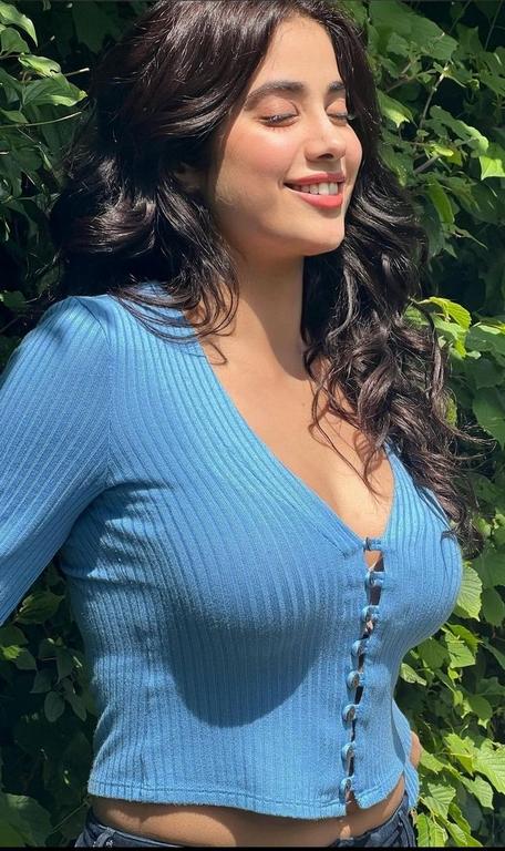 Janhvi Kapoor Hot Photos