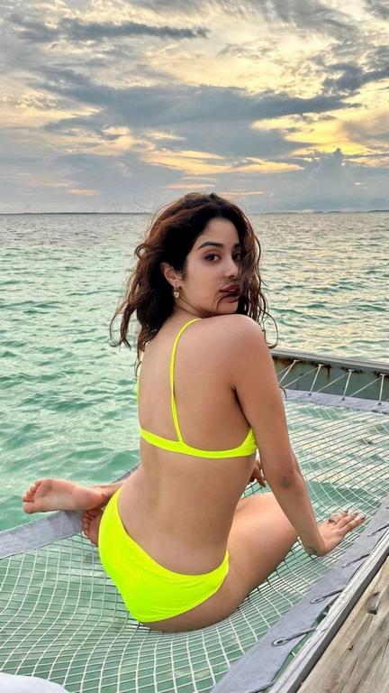 Janhvi Kapoor Hot Photos