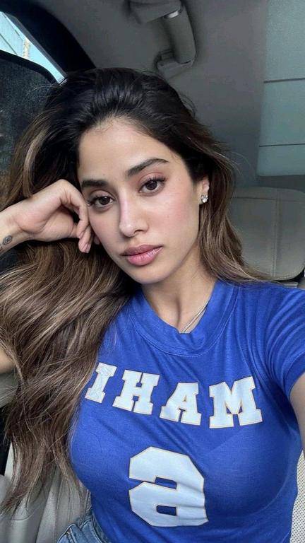 Janhvi Kapoor Hot Photos