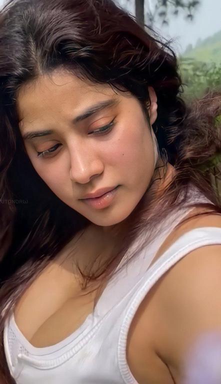 Janhvi Kapoor Hot Photos