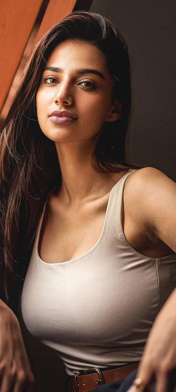 Meenakshi Chaudhary Hot