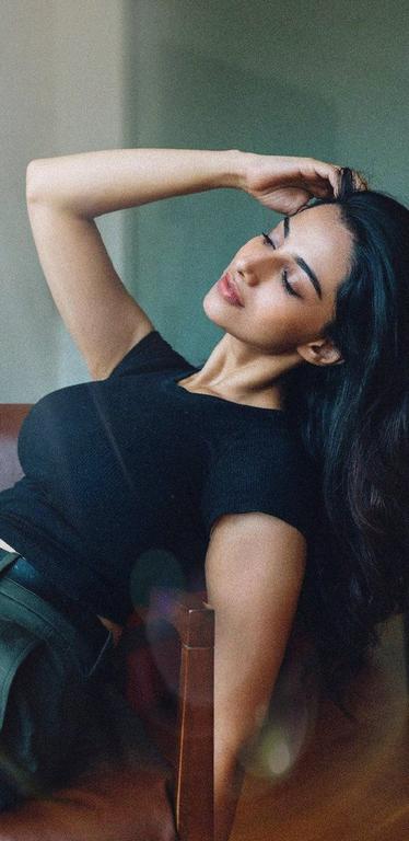Meenakshi Chaudhary Hot