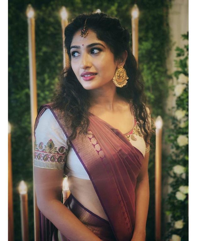 Roshni Prakash Glamorous Looks