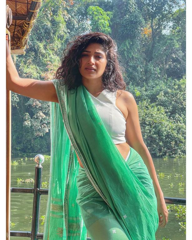 Roshni Prakash Glamorous Looks