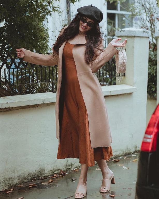 Roshni Prakash Glamorous Looks