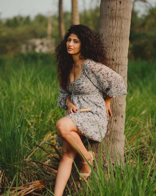 Roshni Prakash Glamorous Looks