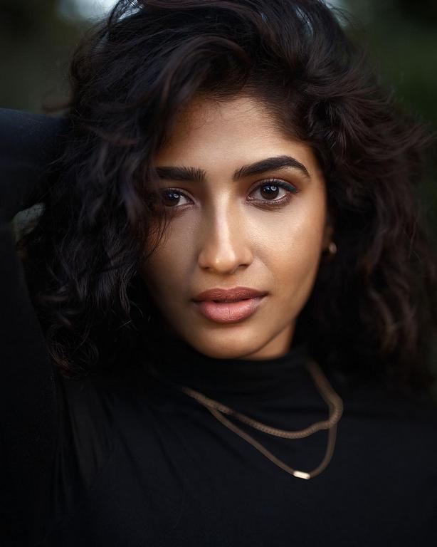 Roshni Prakash Glamorous Looks