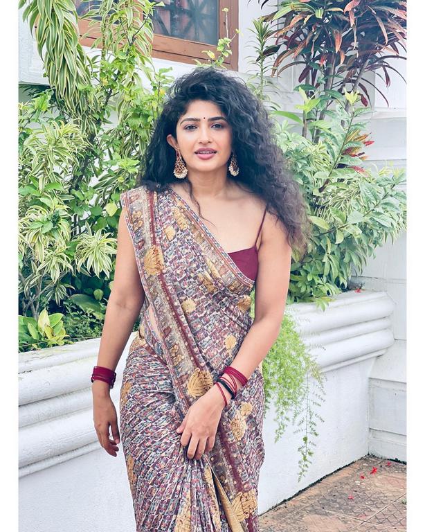 Roshni Prakash Glamorous Looks