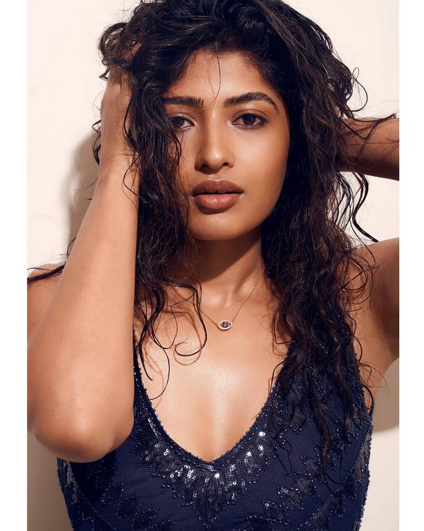Roshni Prakash Glamorous Looks