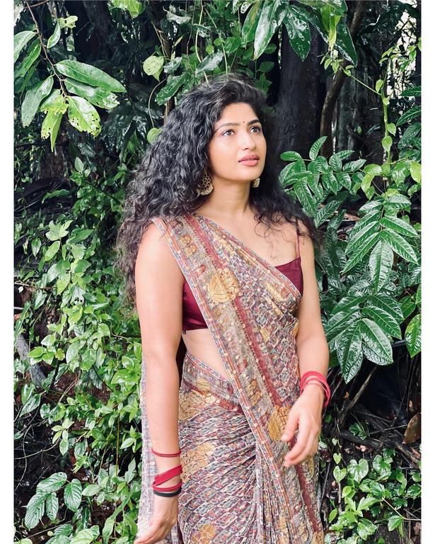 Roshni Prakash Glamorous Looks