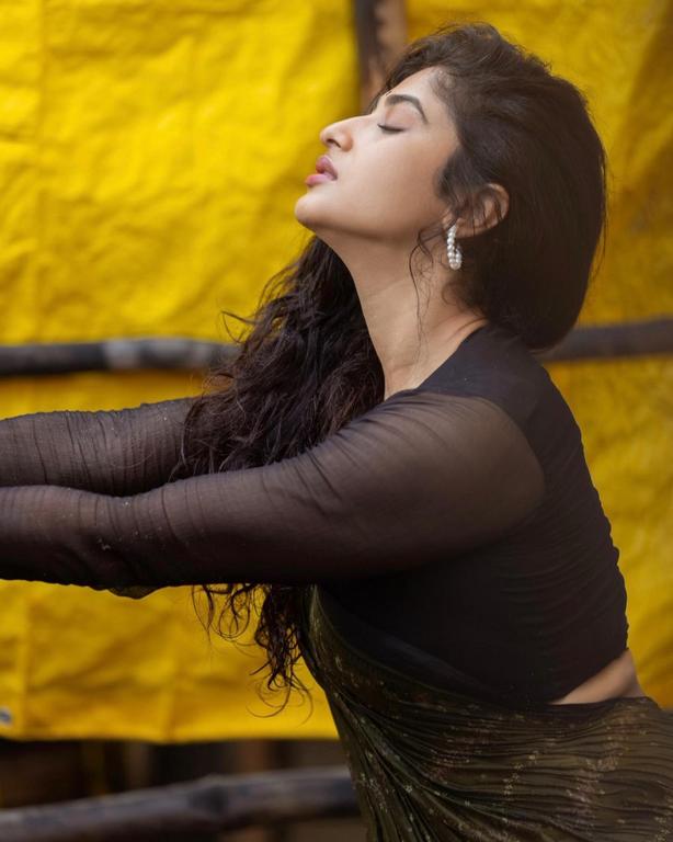 Roshni Prakash Glamorous Looks