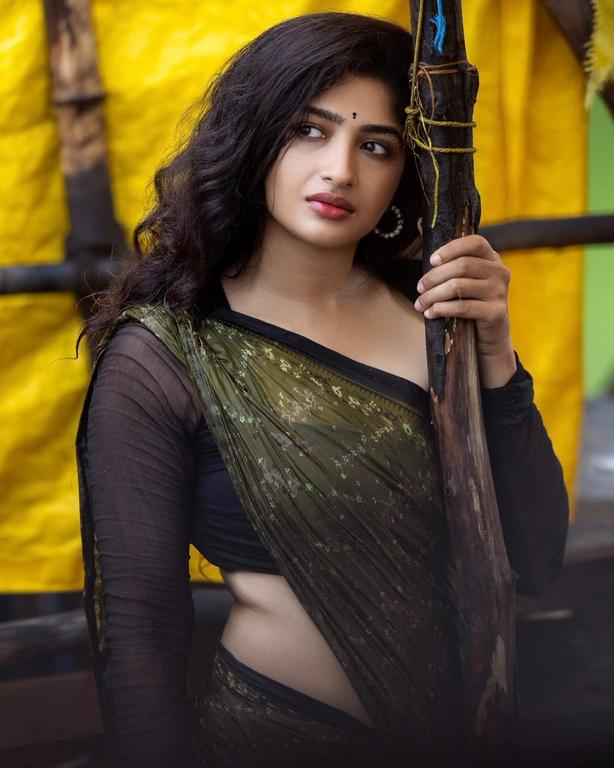Roshni Prakash Glamorous Looks