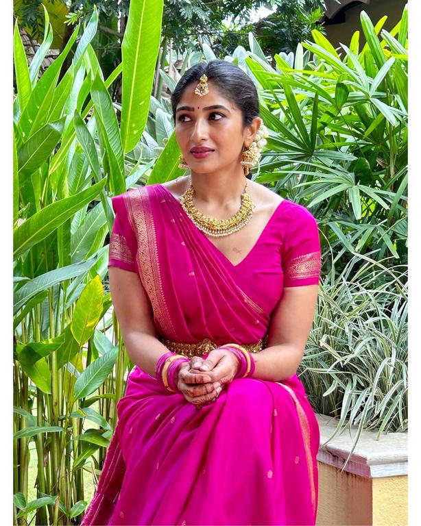 Roshni Prakash Glamorous Looks