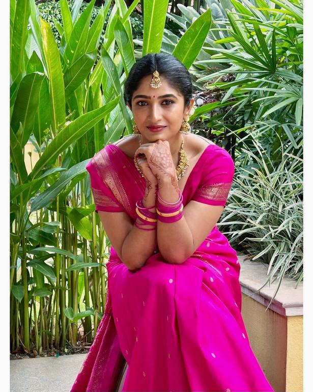 Roshni Prakash Glamorous Looks