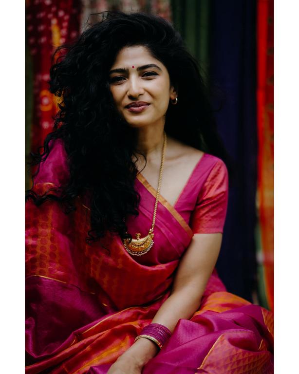 Roshni Prakash Glamorous Looks