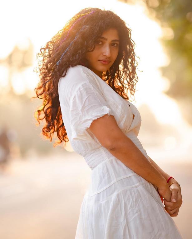 Roshni Prakash Glamorous Looks
