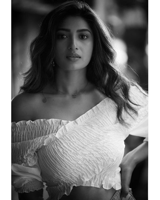Roshni Prakash Glamorous Looks