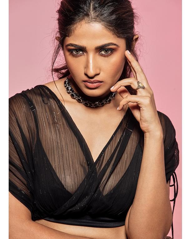Roshni Prakash Glamorous Looks