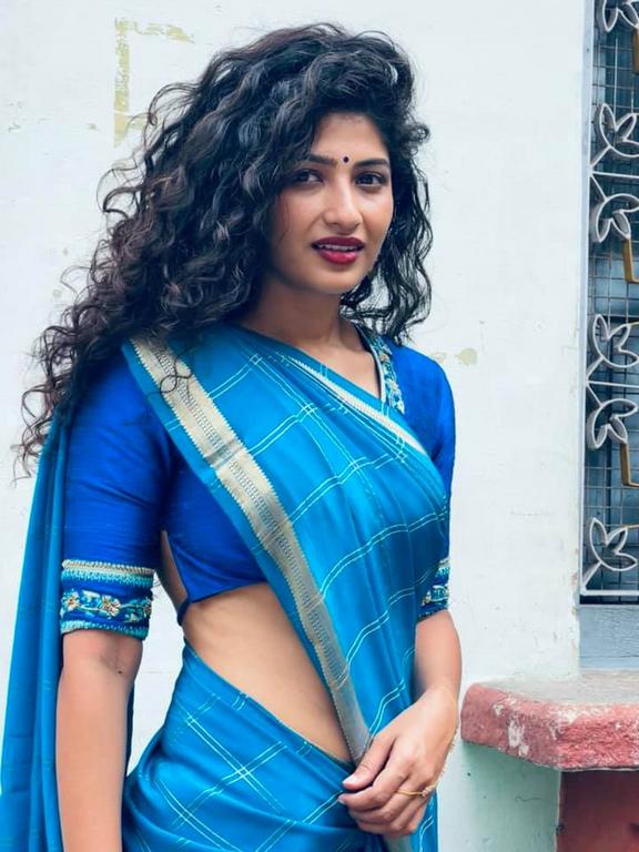 Roshni Prakash Glamorous Looks