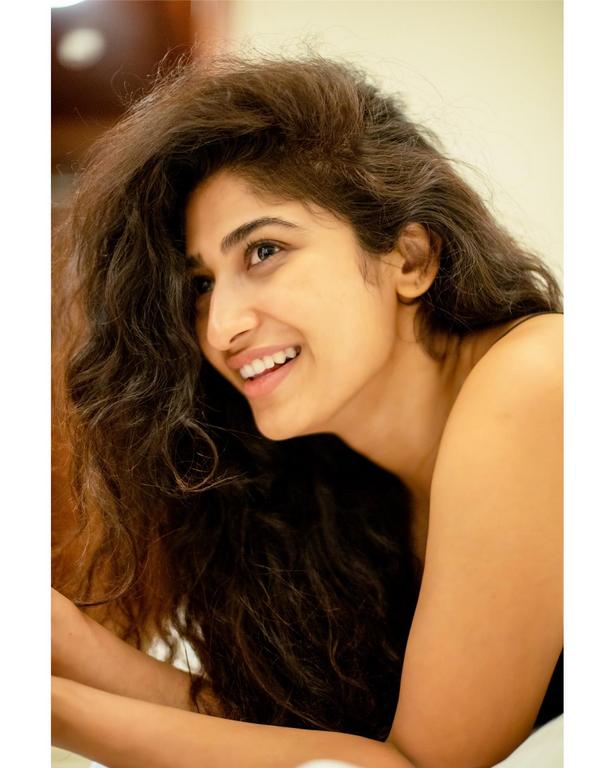 Roshni Prakash Glamorous Looks