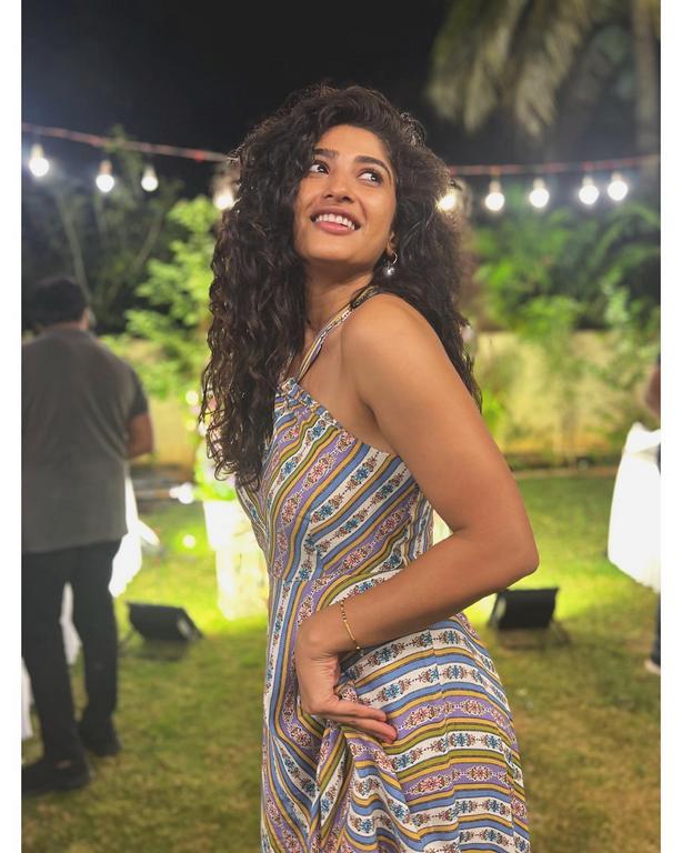 Roshni Prakash Glamorous Looks