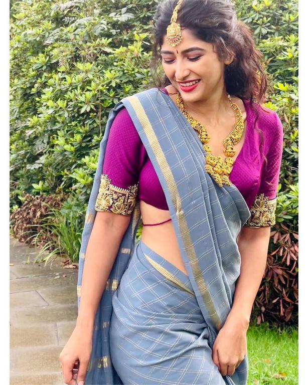 Roshni Prakash Glamorous Looks