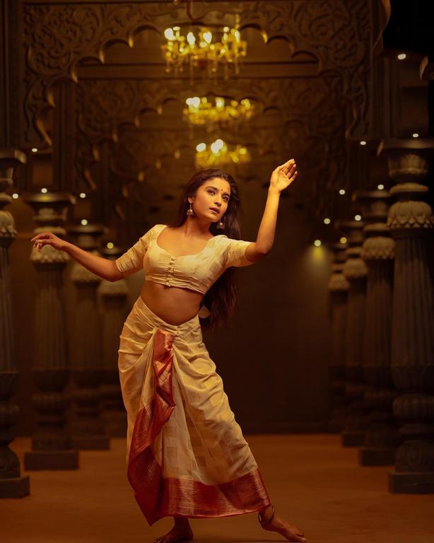 Chaithra J Achar Hot
