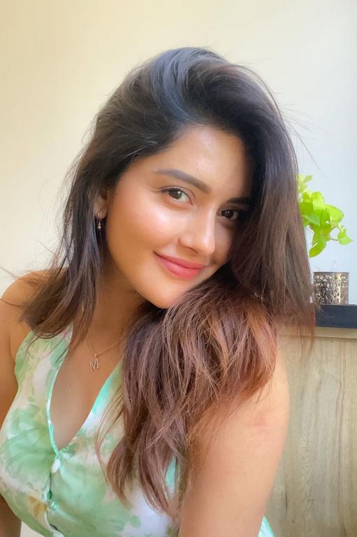 Mahima Nambiar Hot