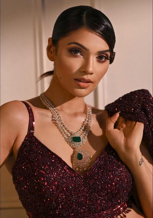 Nimika Hot