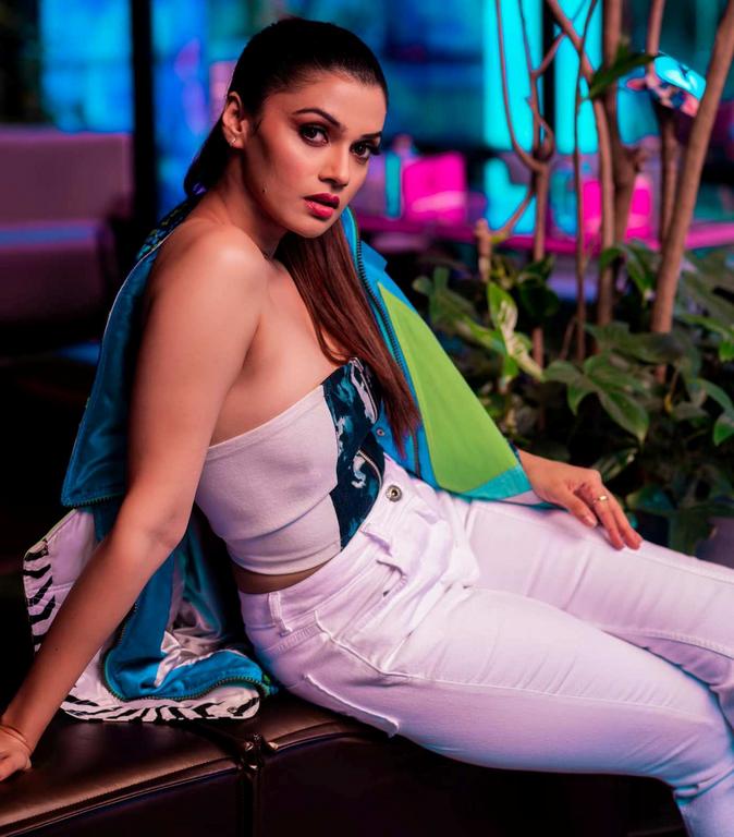 Nimika Hot