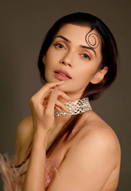 Nimika Hot