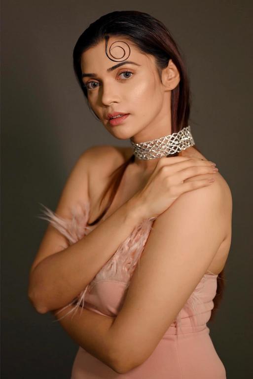 Nimika Hot
