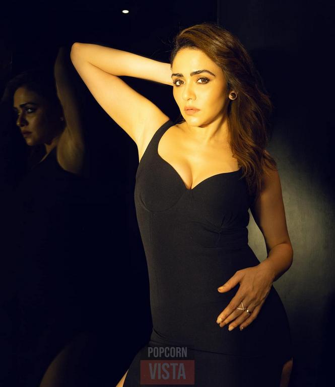 Amruta Khanvilkar hot