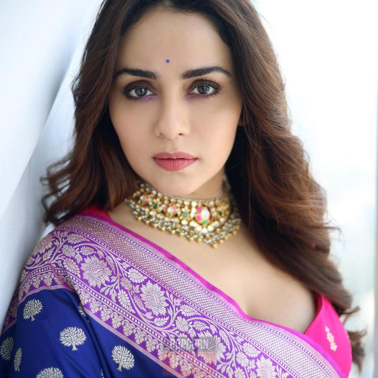 Amruta Khanvilkar hot