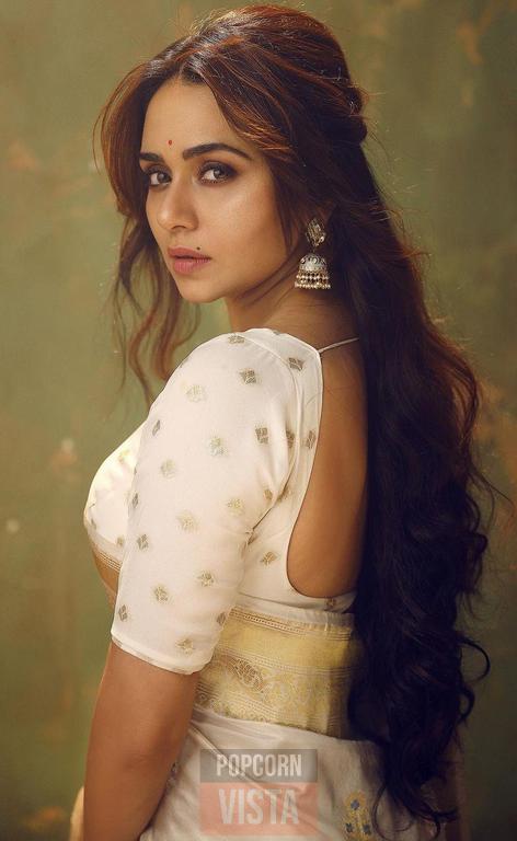 Amruta Khanvilkar hot