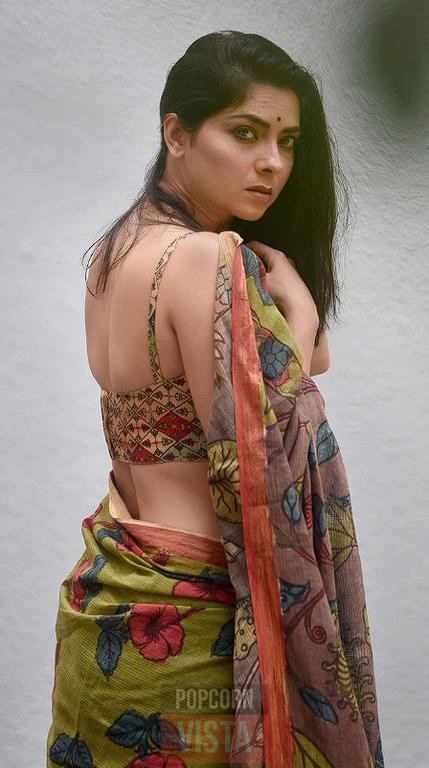 Sonali Kulkarni Hot Photos