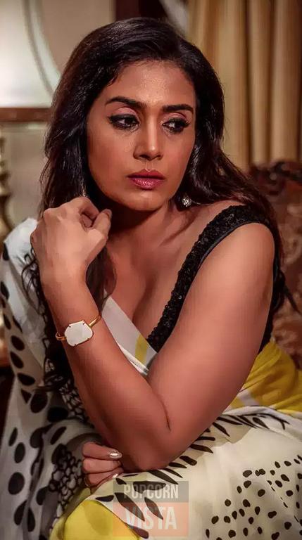 Sonali Kulkarni Hot Photos
