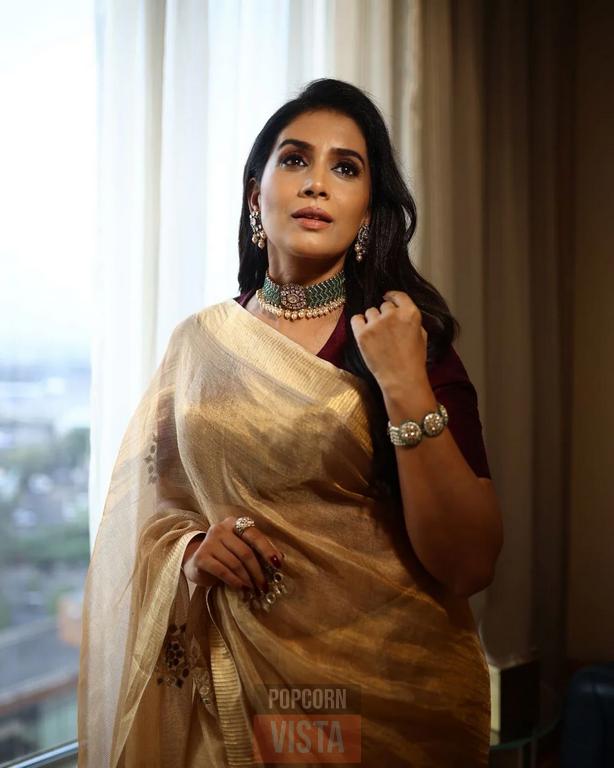 Sonali Kulkarni Hot Photos